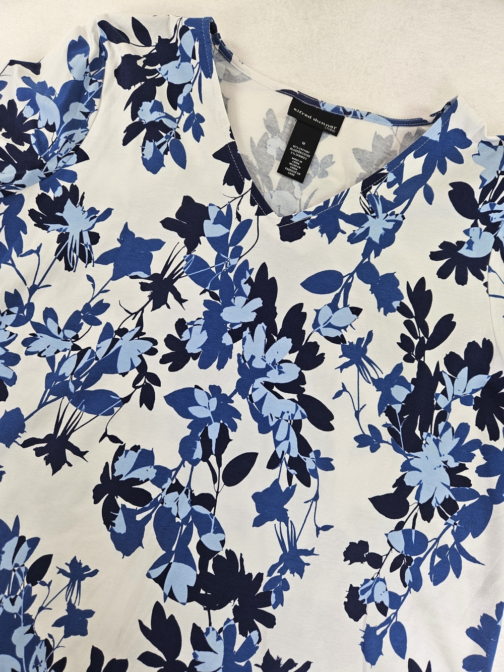 Alfred Dunner Blue and White Floral V-Neck Top Womens Size Med - Picture 3 of 7